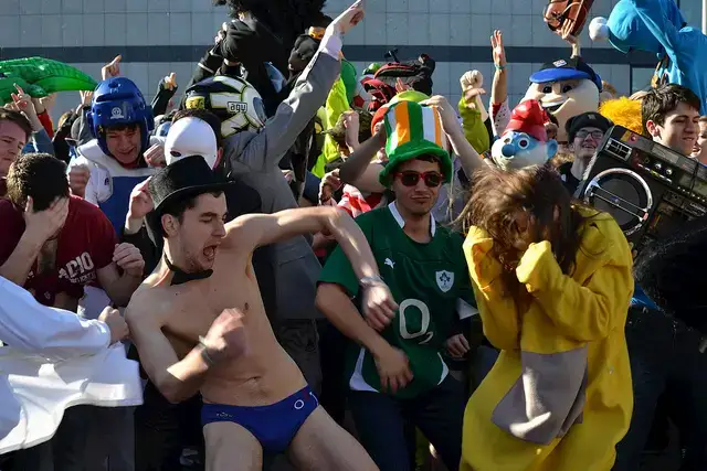 Gente disfrazada bailando el Harlem Shake, ejemplo de contenido viral efímero