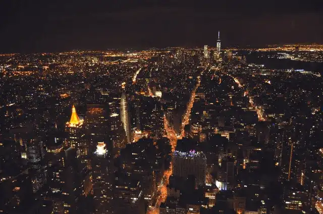Vista nocturna de Manhattan desde el Empire State Building, Nueva York