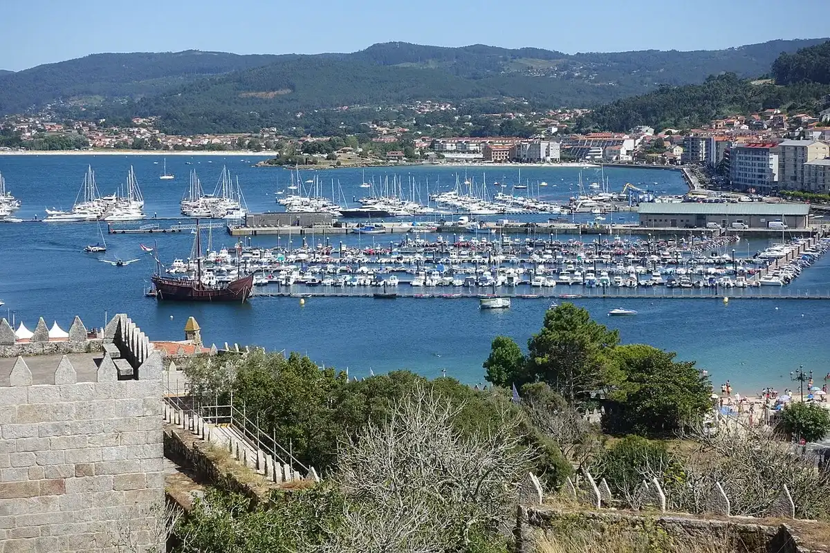 El puerto deportivo de Baiona y la bahía vistos desde la muralla de la fortaleza de Monterreal