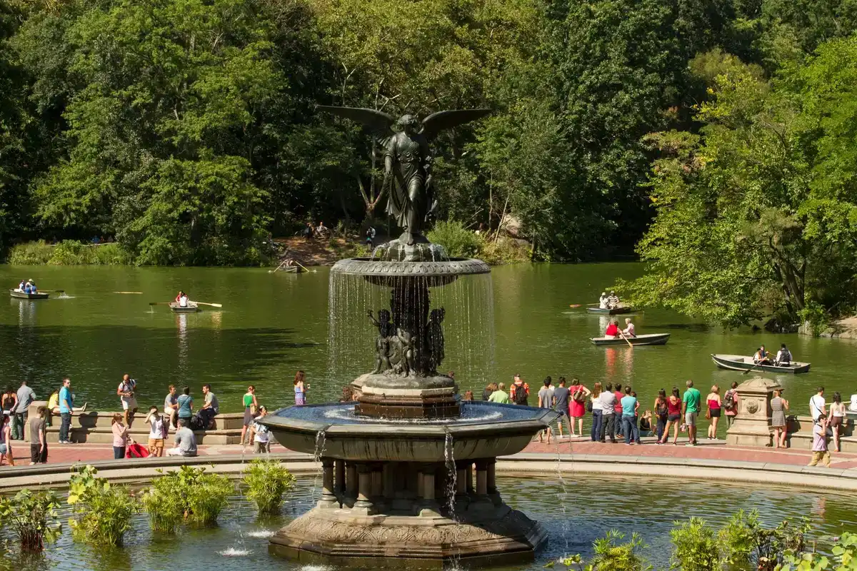 La fuente de Bethesda Terrace en Central Park con barcas en el lago