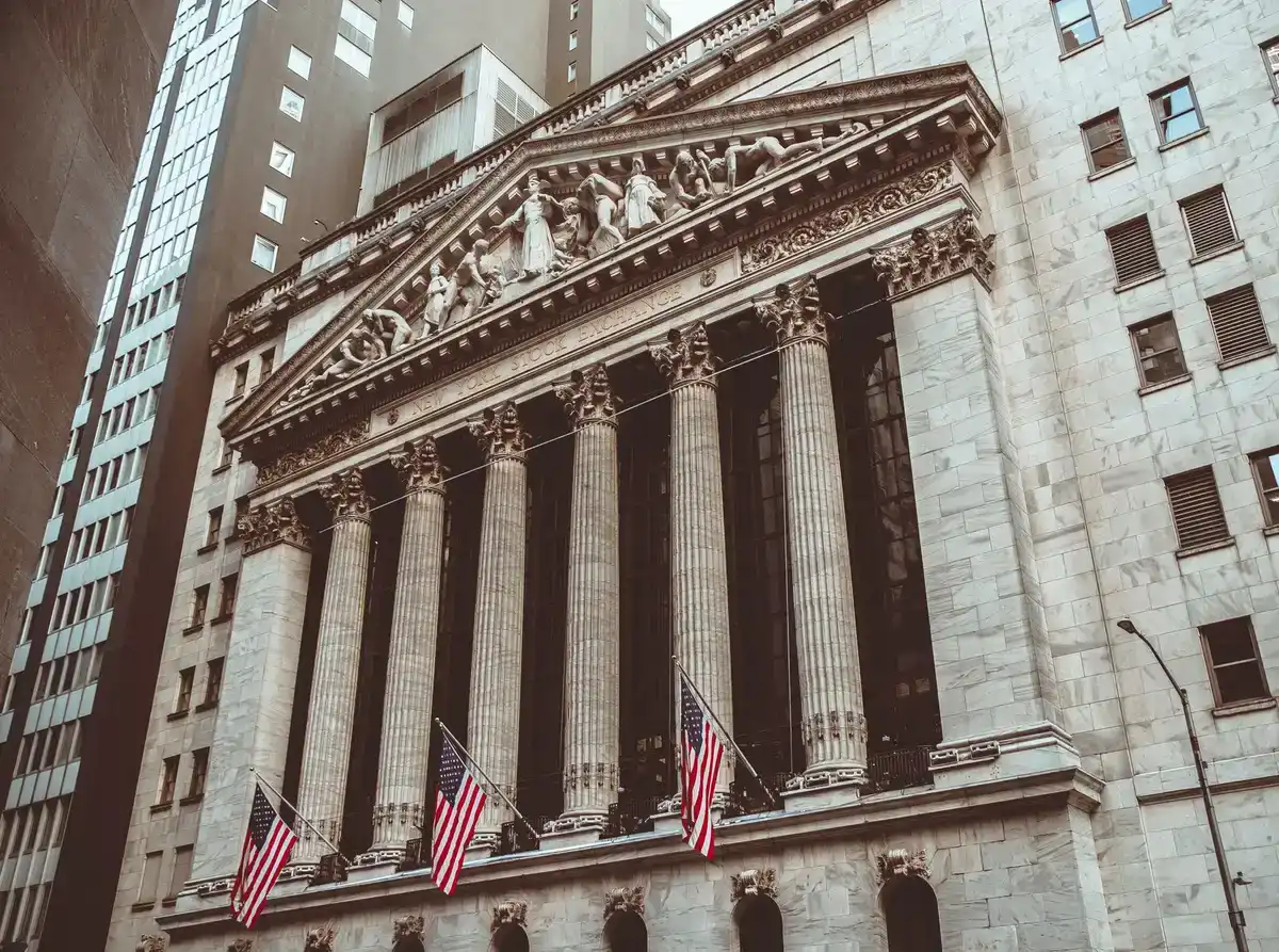 La fachada de columnas de la Bolsa de Nueva York en Wall Street