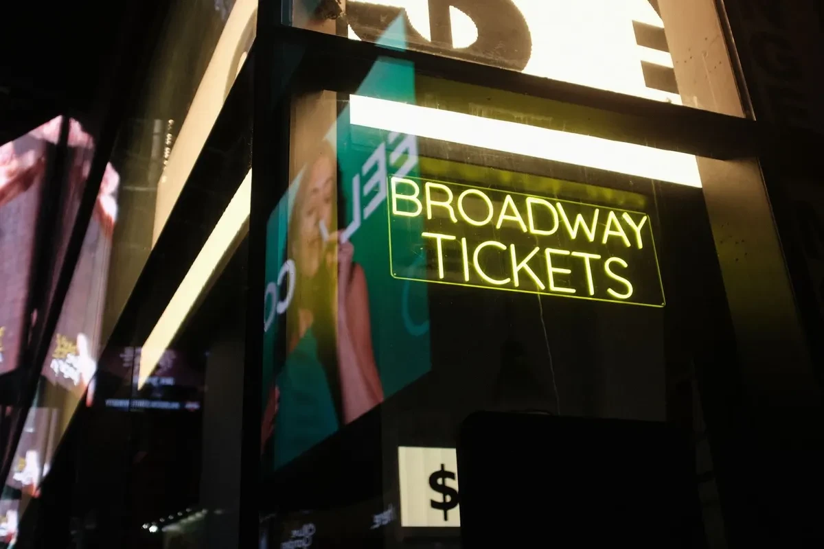 Cartel de neón de entradas de Broadway en Nueva York