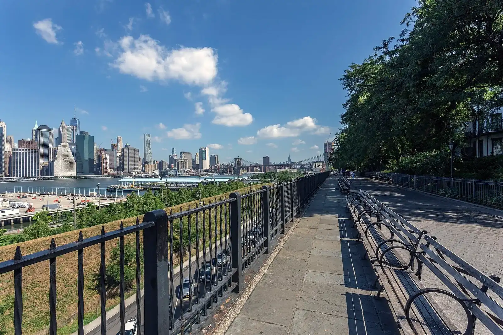 El paseo de Brooklyn Heights Promenade con el skyline del sur de Manhattan al otro lado del río
