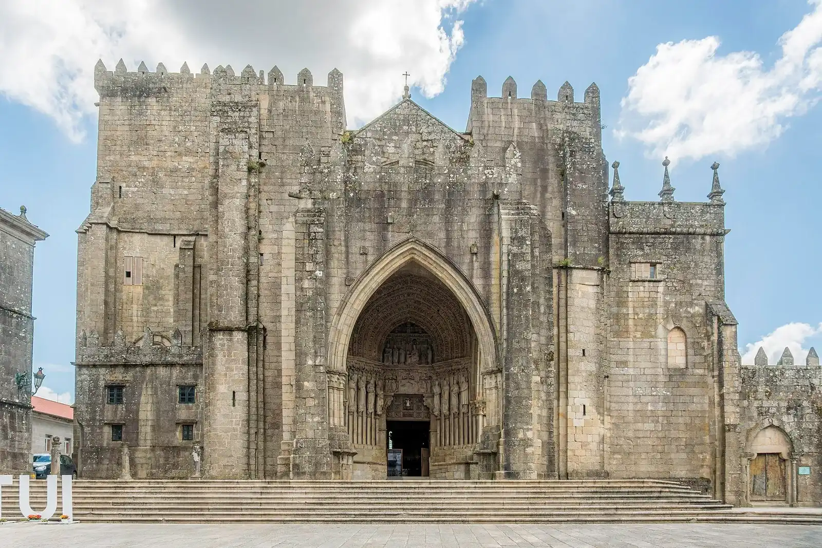 La fachada de la catedral de Tui, punto de salida del Camino Portugués Central en Galicia
