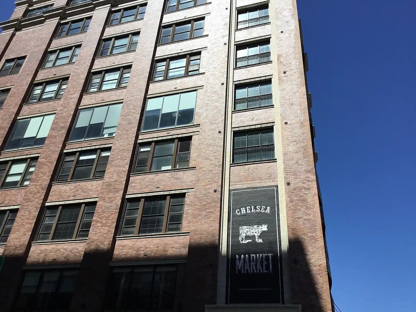El edificio de ladrillo de Chelsea Market con su cartel en la fachada