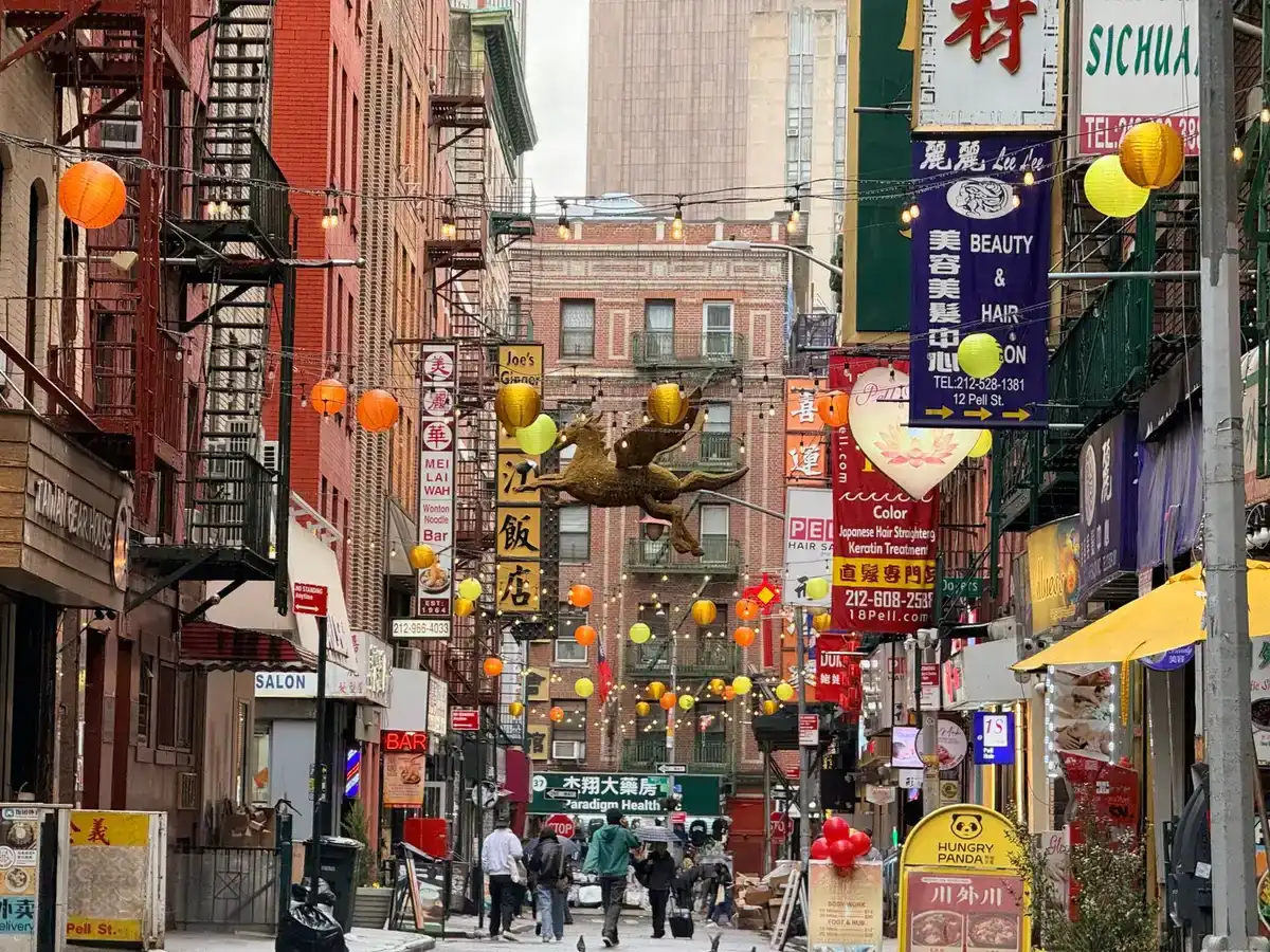 Una calle de Chinatown, en Nueva York, llena de farolillos y carteles