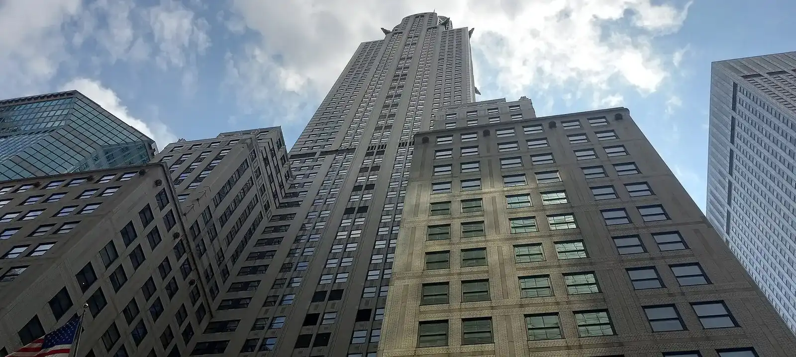 El Chrysler Building visto desde la calle, entre los edificios de Lexington Avenue