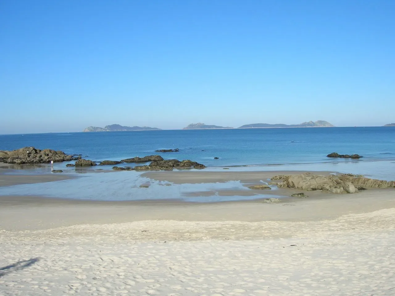 Las islas Cíes en el horizonte vistas desde una playa de la costa de Vigo
