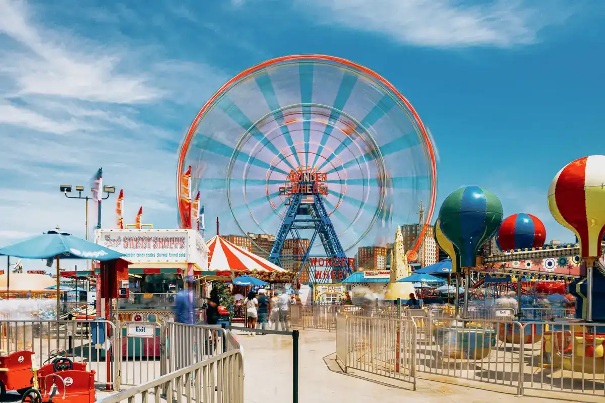 La noria Wonder Wheel y las atracciones de Coney Island en un día de verano