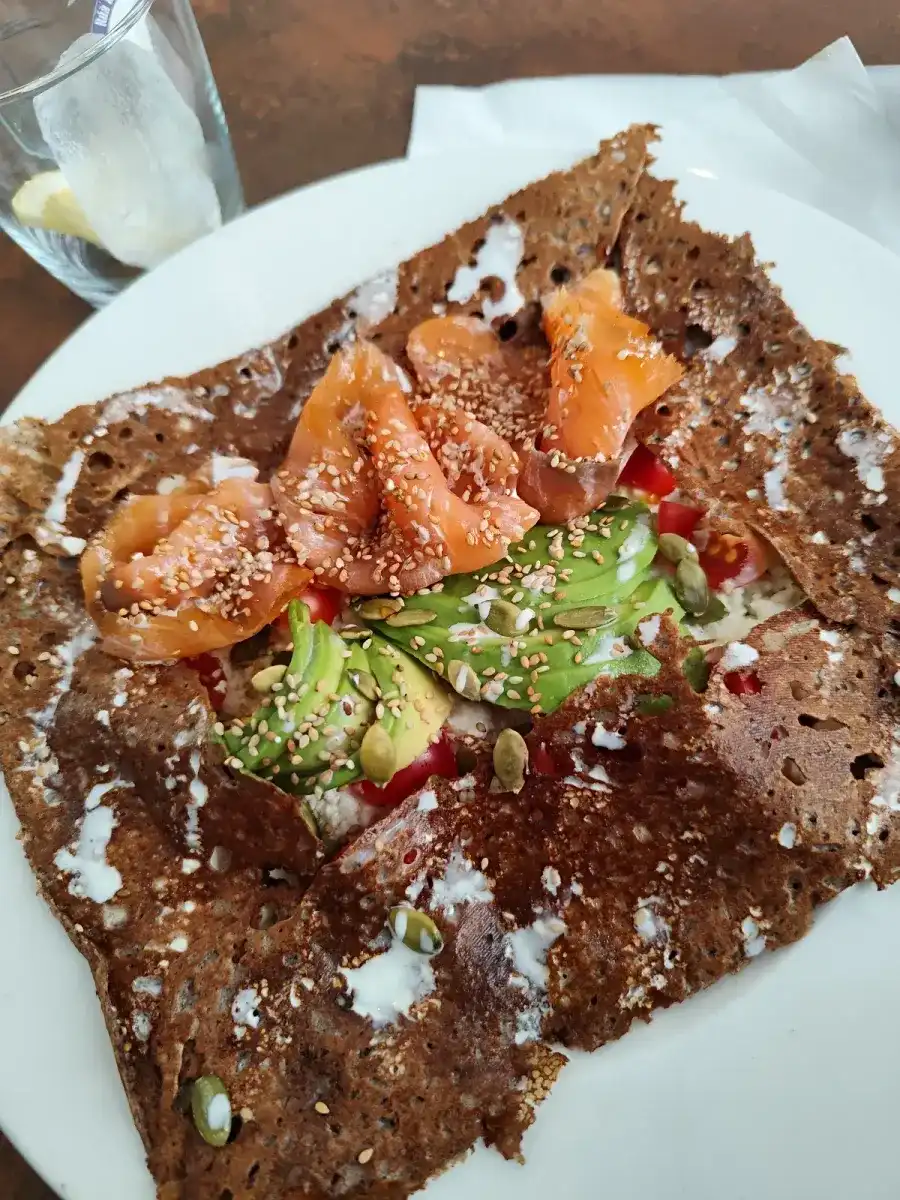 Crêpe salado de trigo sarraceno con salmón, aguacate y semillas