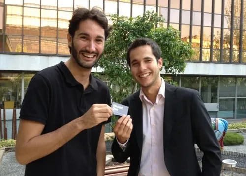 David (derecha) pasa la tarjeta a Diego (izquierda) | #elviajedemitarjeta
