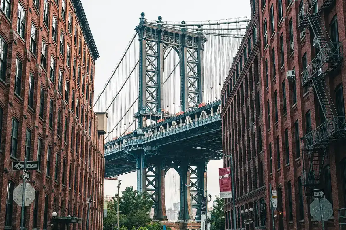 El puente de Manhattan entre los edificios de ladrillo de Washington Street, en DUMBO