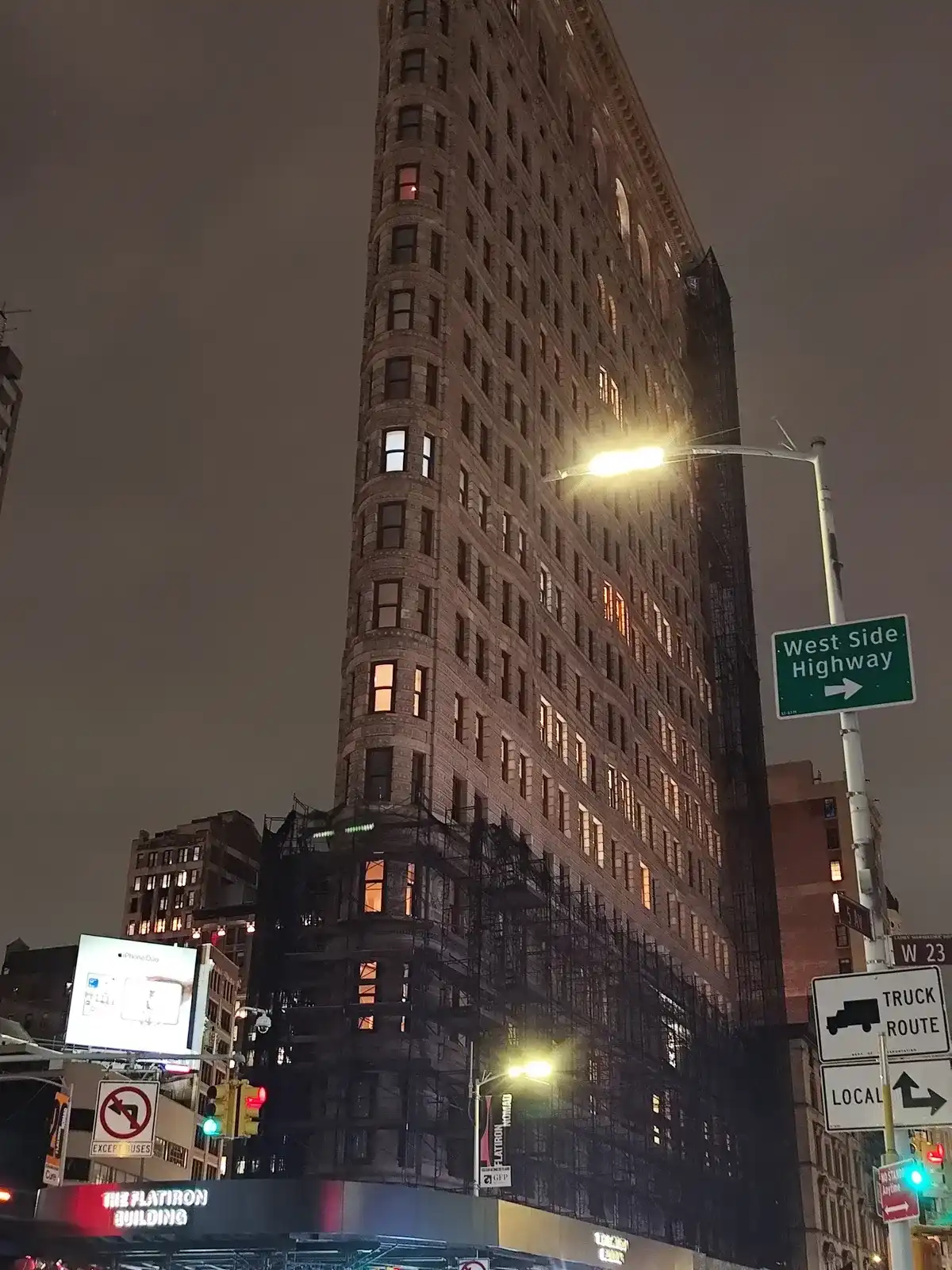 El Flatiron Building de noche en el cruce de Broadway con la Quinta Avenida