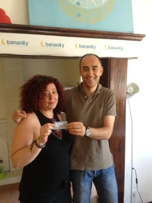 ¡Tarjeta 1 (T1) sigue su viaje en los manos de Elena!