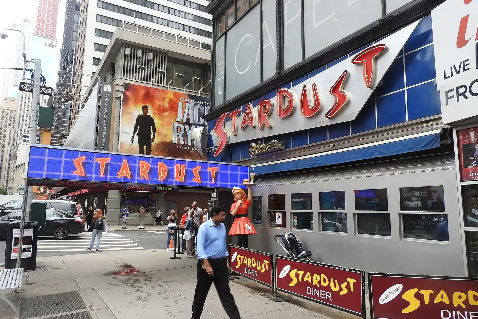 La entrada de Ellen's Stardust Diner en Broadway, con sus carteles de neón