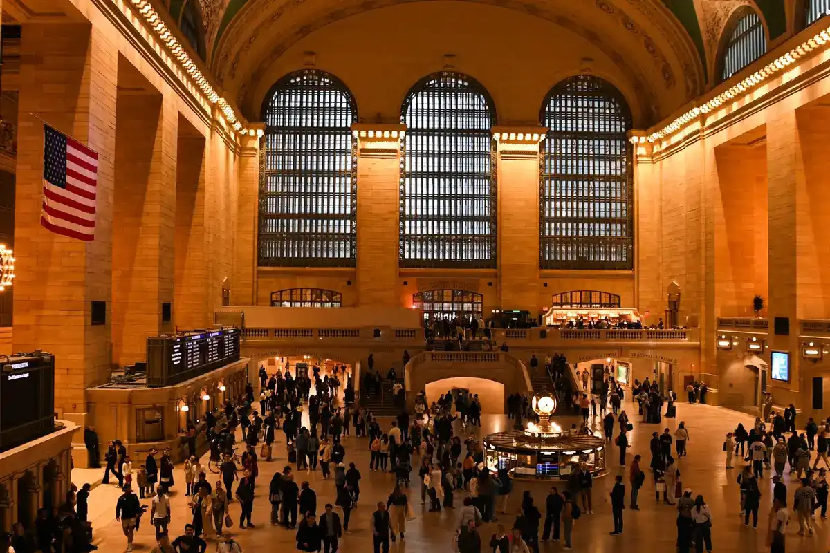 El vestíbulo principal de Grand Central Terminal con la bandera de Estados Unidos y los ventanales