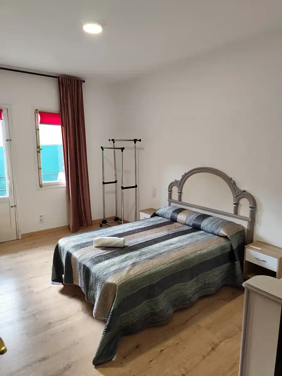 Habitación del Apartamento Salomé en Padrón, con una cama de matrimonio y un perchero