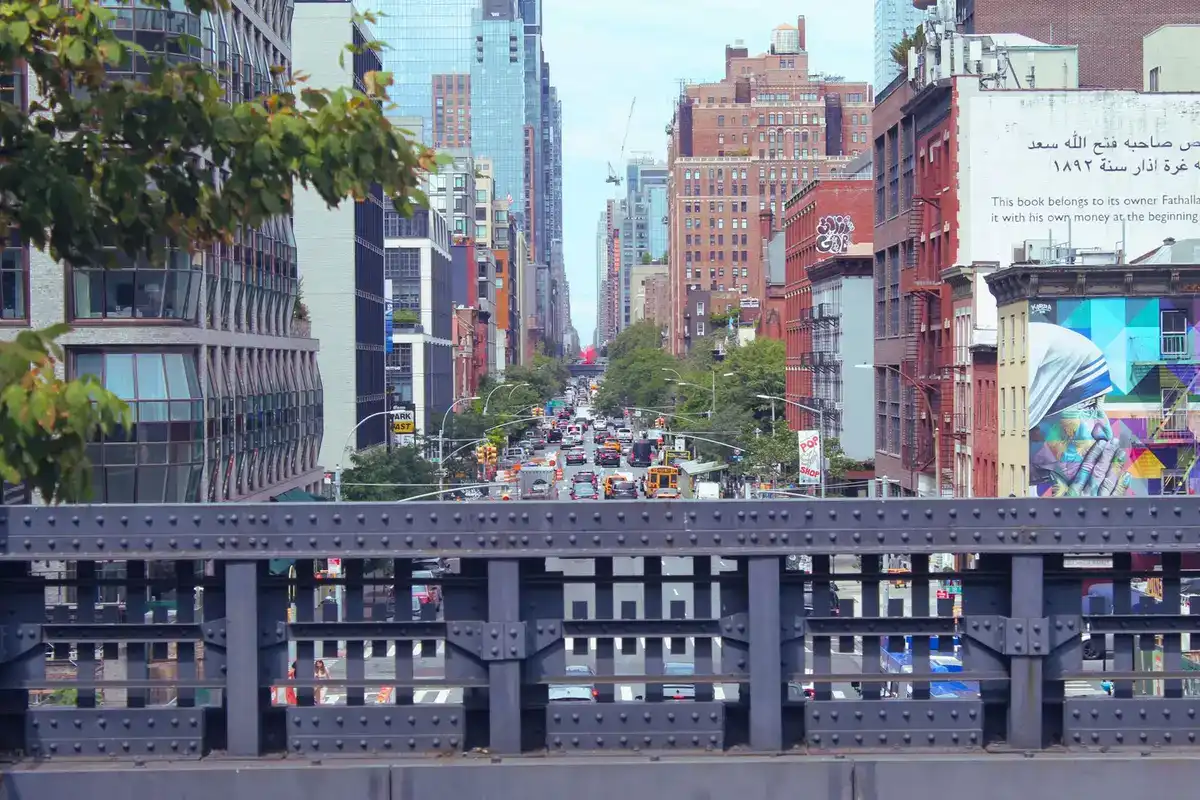 Vista de una calle de Chelsea desde el parque elevado de la High Line