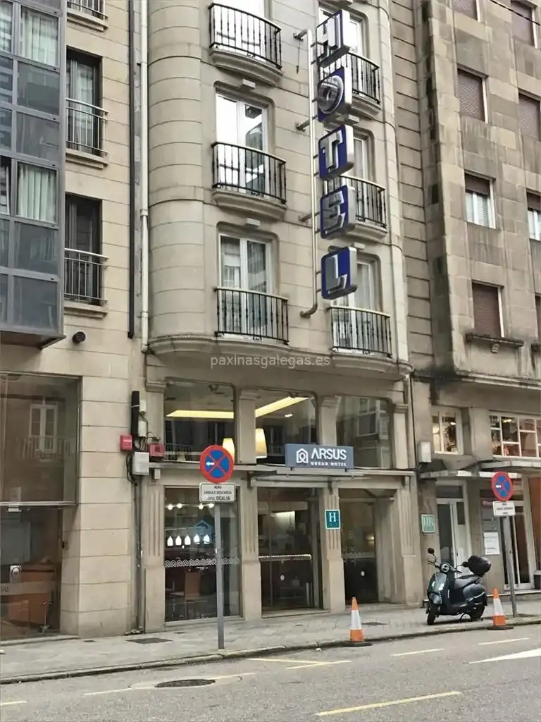 La fachada del Hotel Arsus, en el centro de Vigo