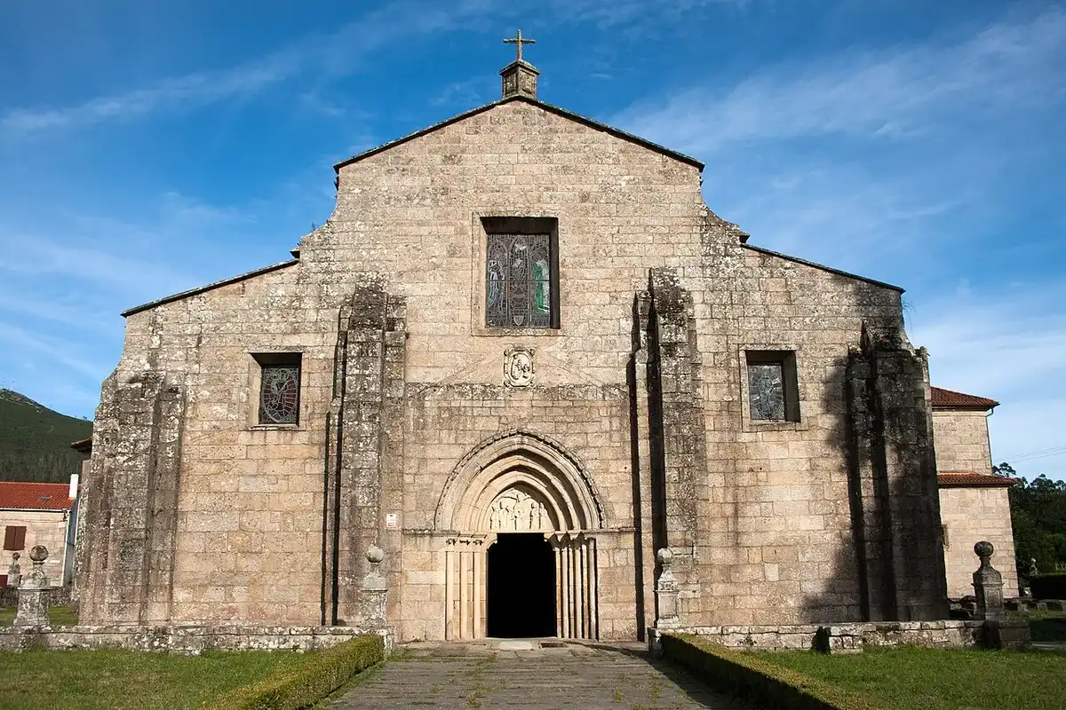 La fachada de piedra de la colegiata de Santa María de Iria Flavia, con su portada de arco
