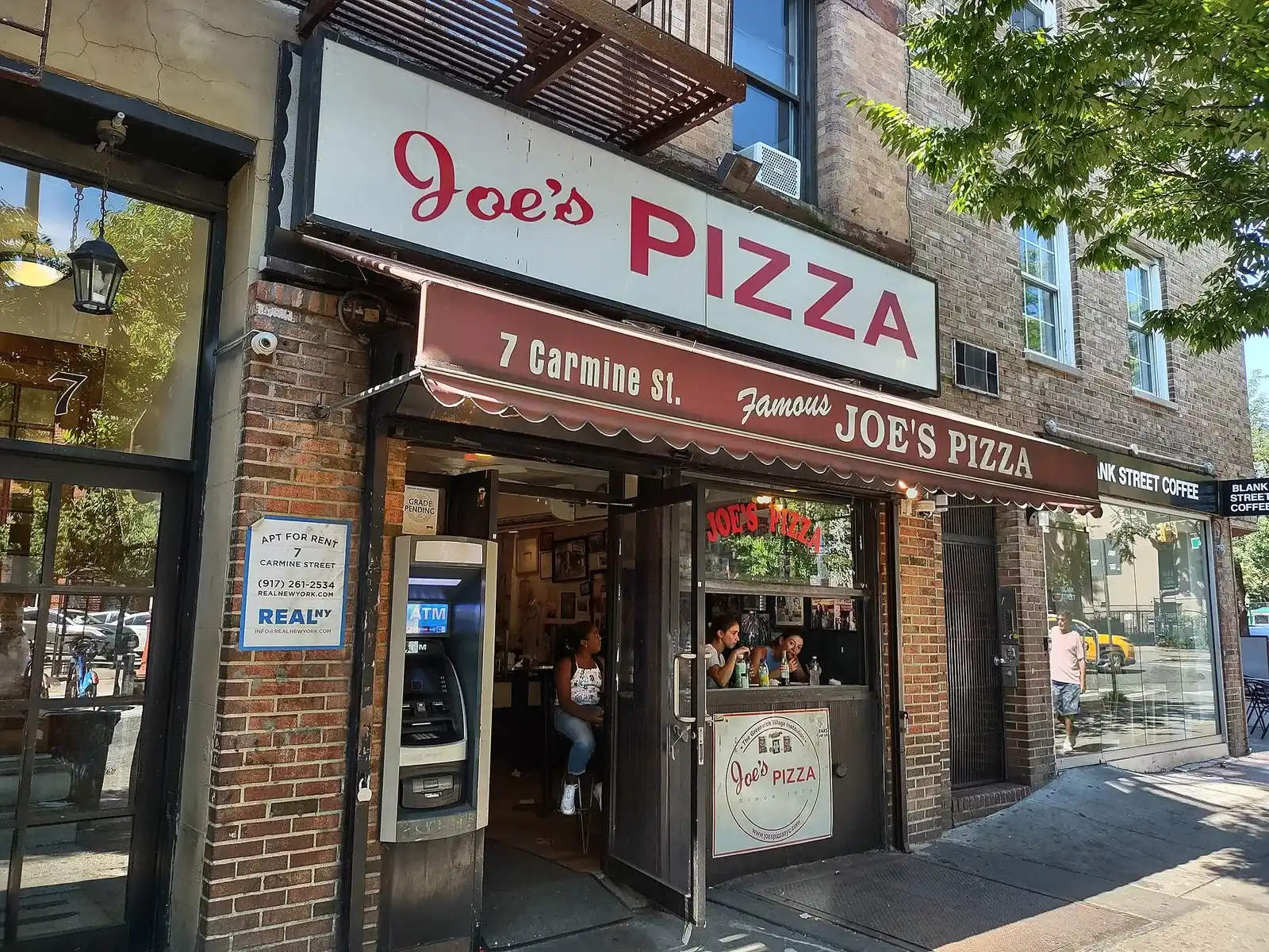 La fachada de Joe's Pizza en el número 7 de Carmine Street