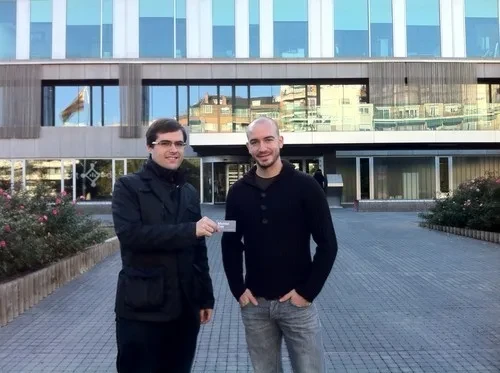 Jordi pasa la tarjeta a Josep Lluís, su nuevo propietario