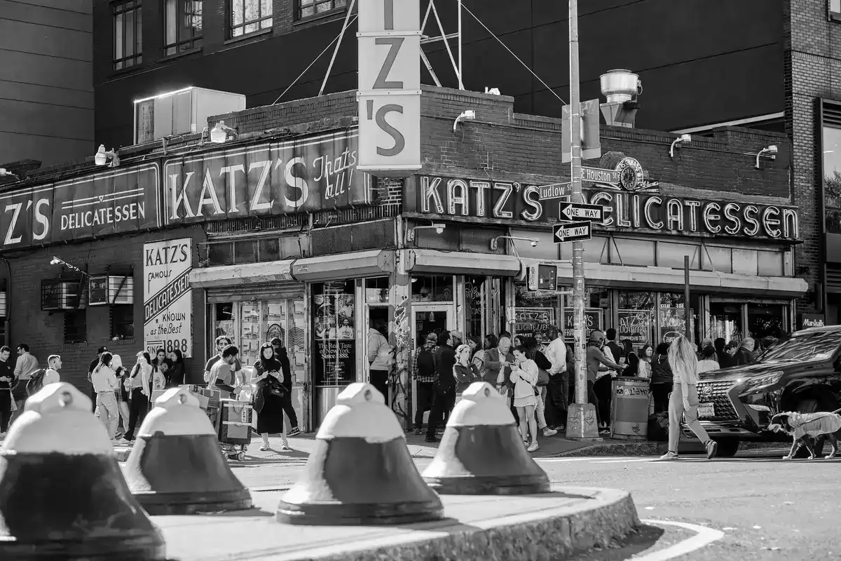 La fachada de Katz's Delicatessen en Houston Street, en blanco y negro