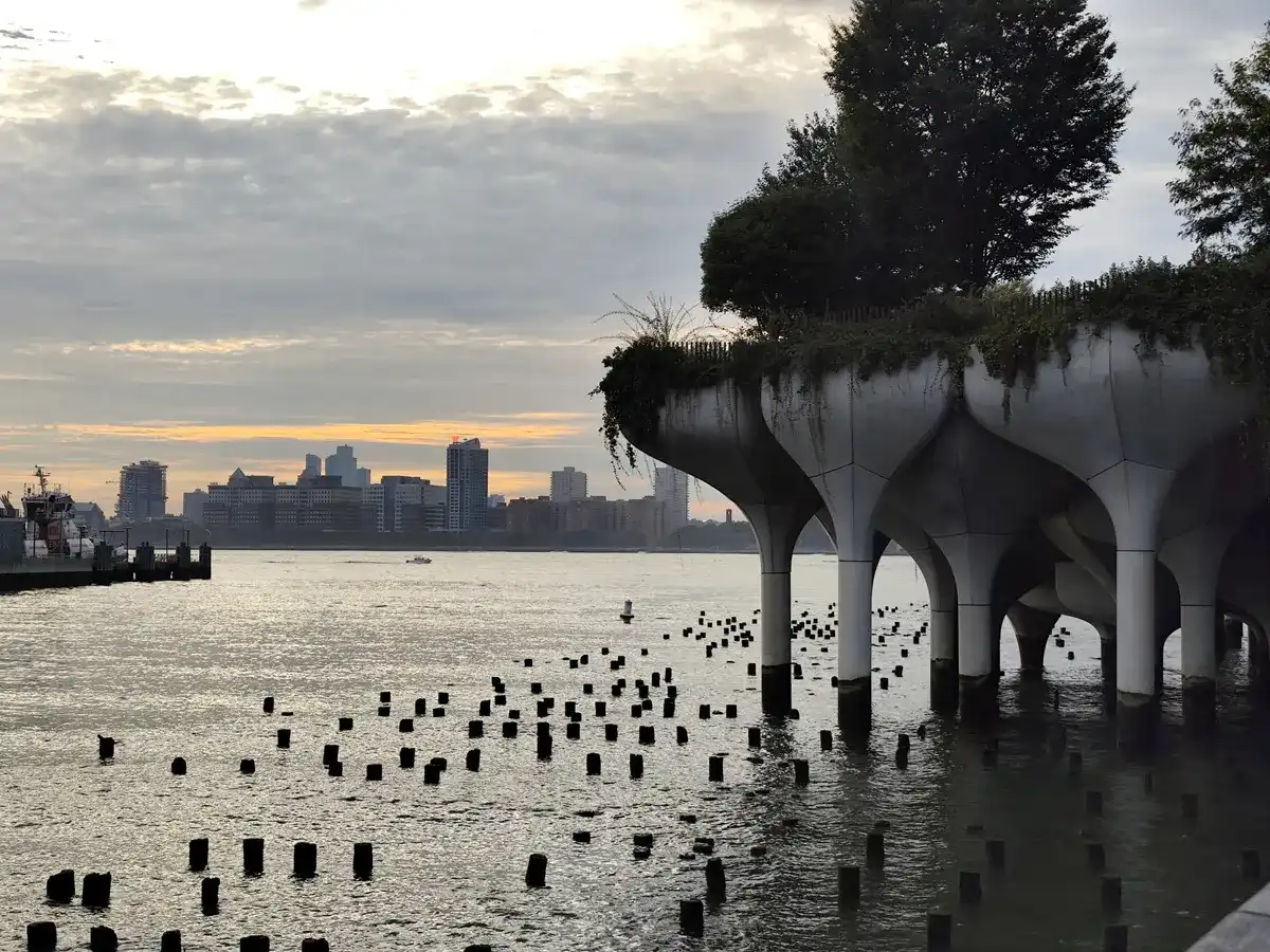 Little Island y el río Hudson al atardecer