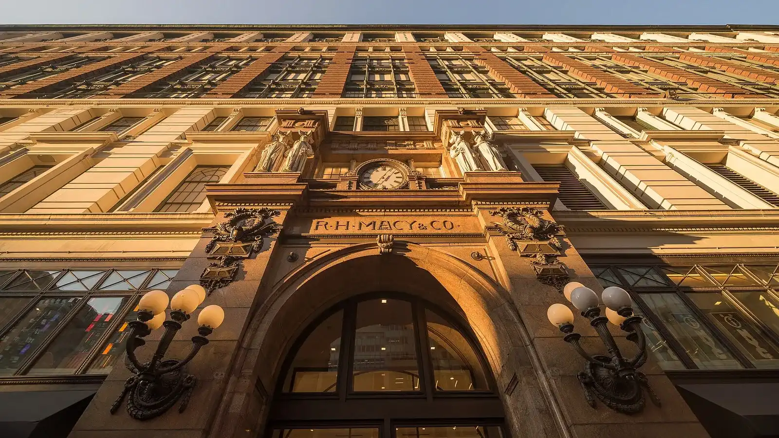 La fachada histórica de Macy's en Herald Square al atardecer