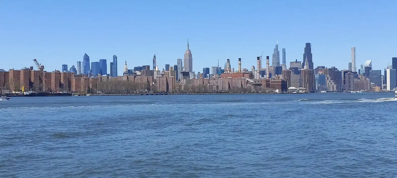 Manhattan y el Empire State al otro lado del East River, vistos desde Domino Park