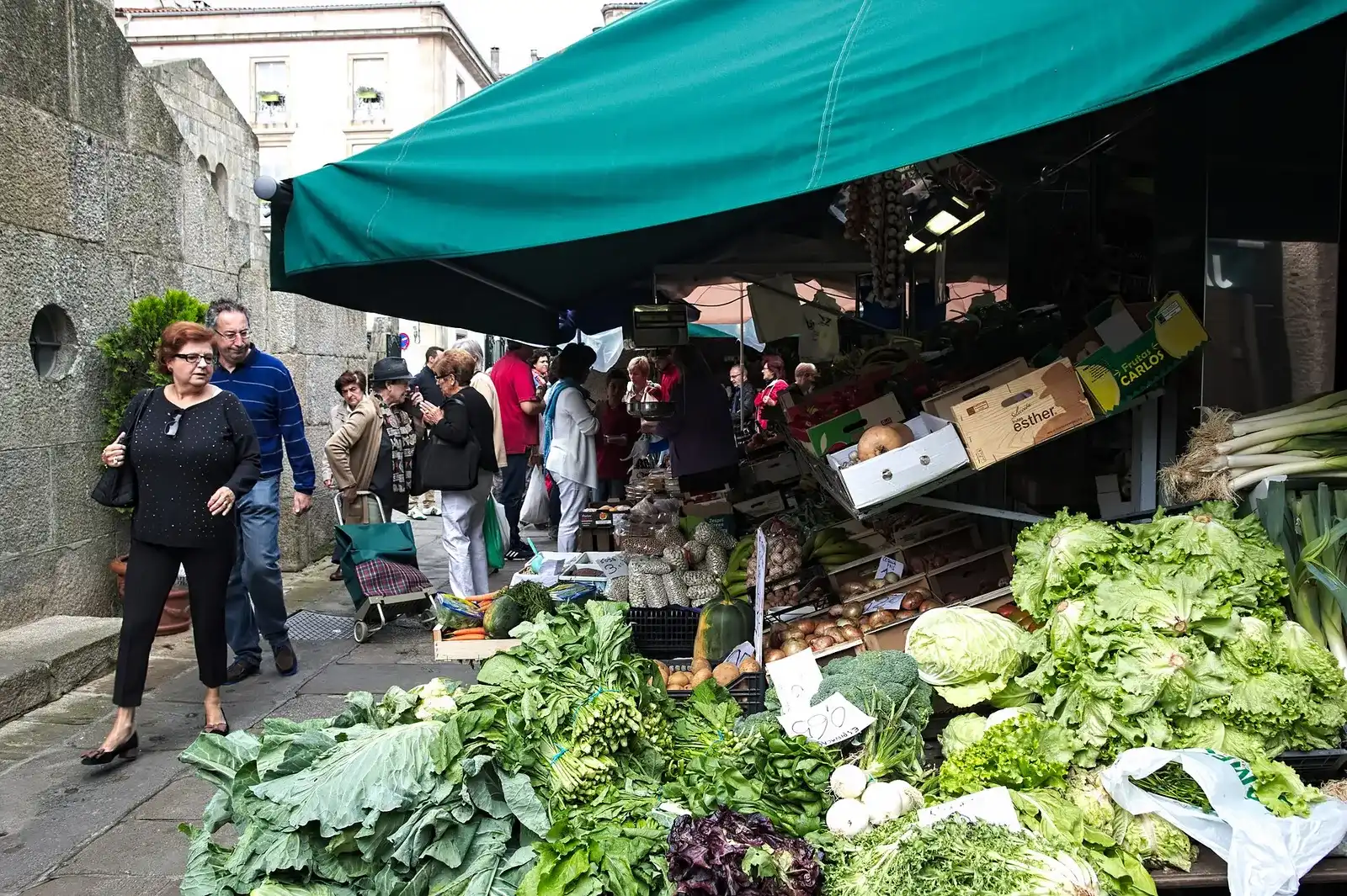 Puestos de verdura en la calle del Mercado de Abastos de Santiago de Compostela