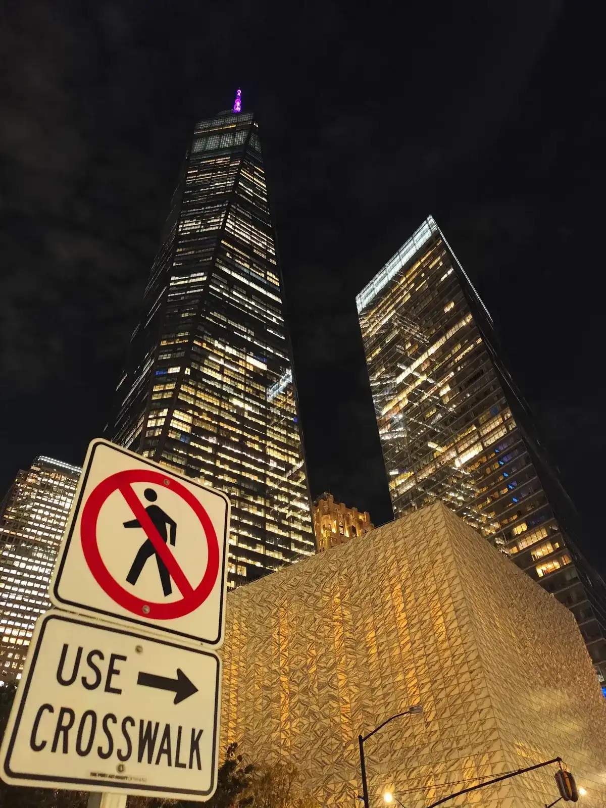El One World Trade Center y el Perelman Performing Arts Center iluminados de noche
