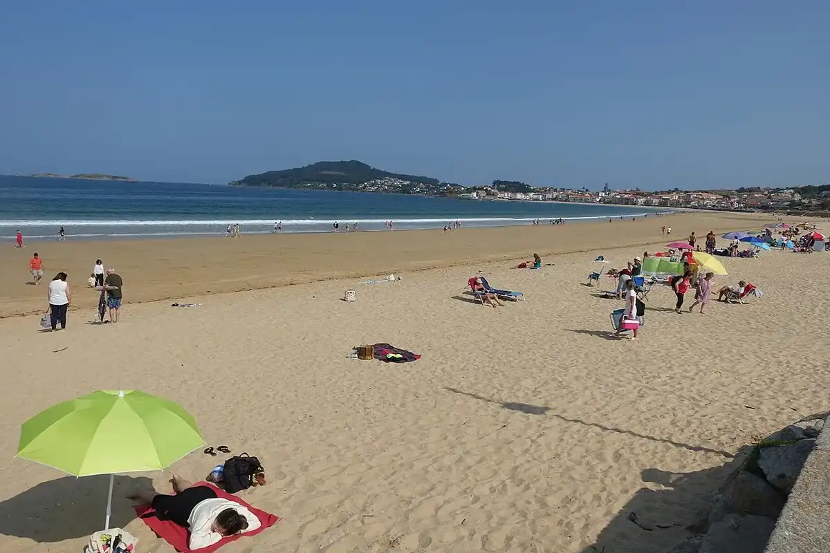 La playa América de Nigrán, con su arenal largo y el paseo marítimo