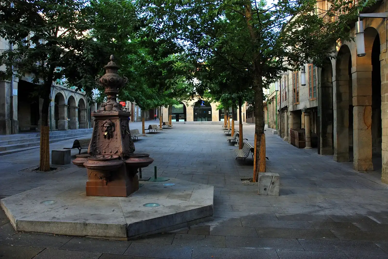 La Plaza de la Verdura de Pontevedra con su fuente y sus soportales de piedra