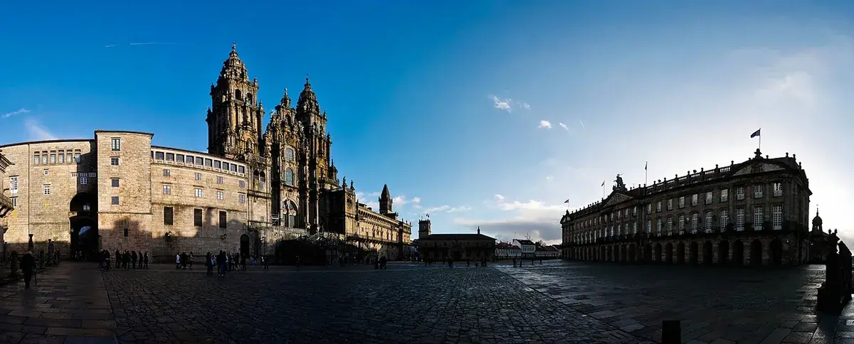 La Plaza del Obradoiro con la fachada barroca de la Catedral de Santiago y el Pazo de Raxoi