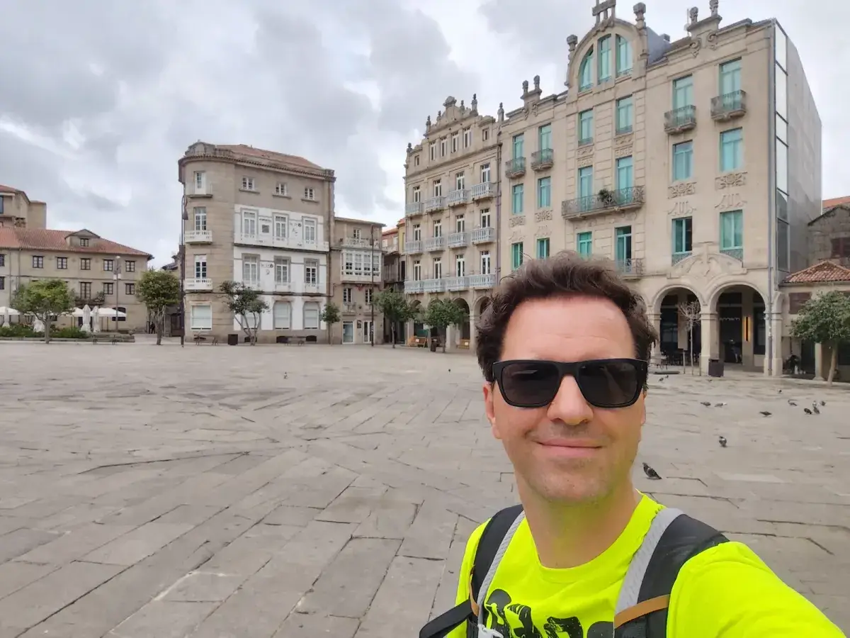 Michiel Das en una plaza de Pontevedra casi vacía un domingo por la mañana