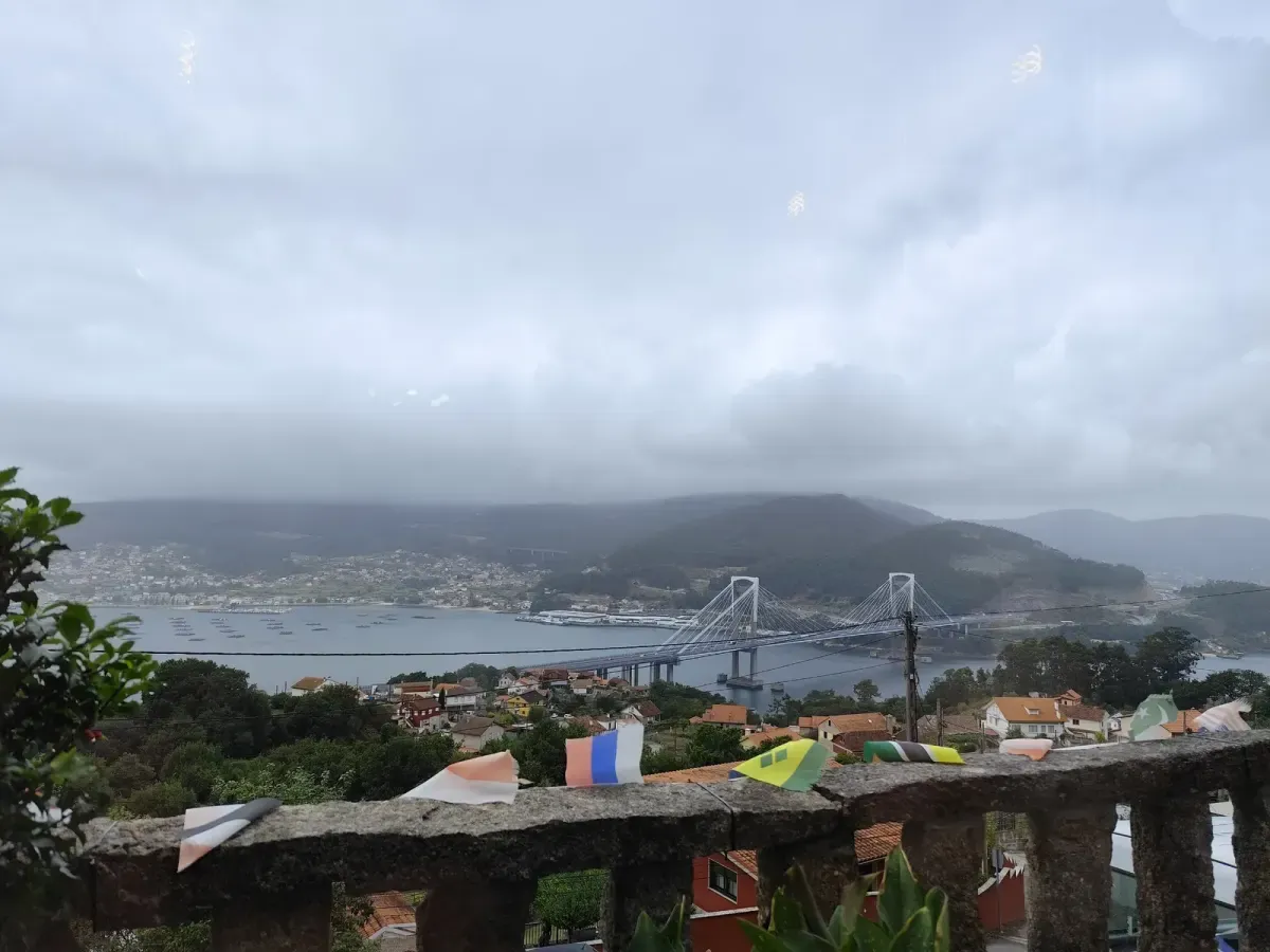 El puente de Rande sobre la ría de Vigo visto desde la terraza del Hostal Antolín, en Cesantes