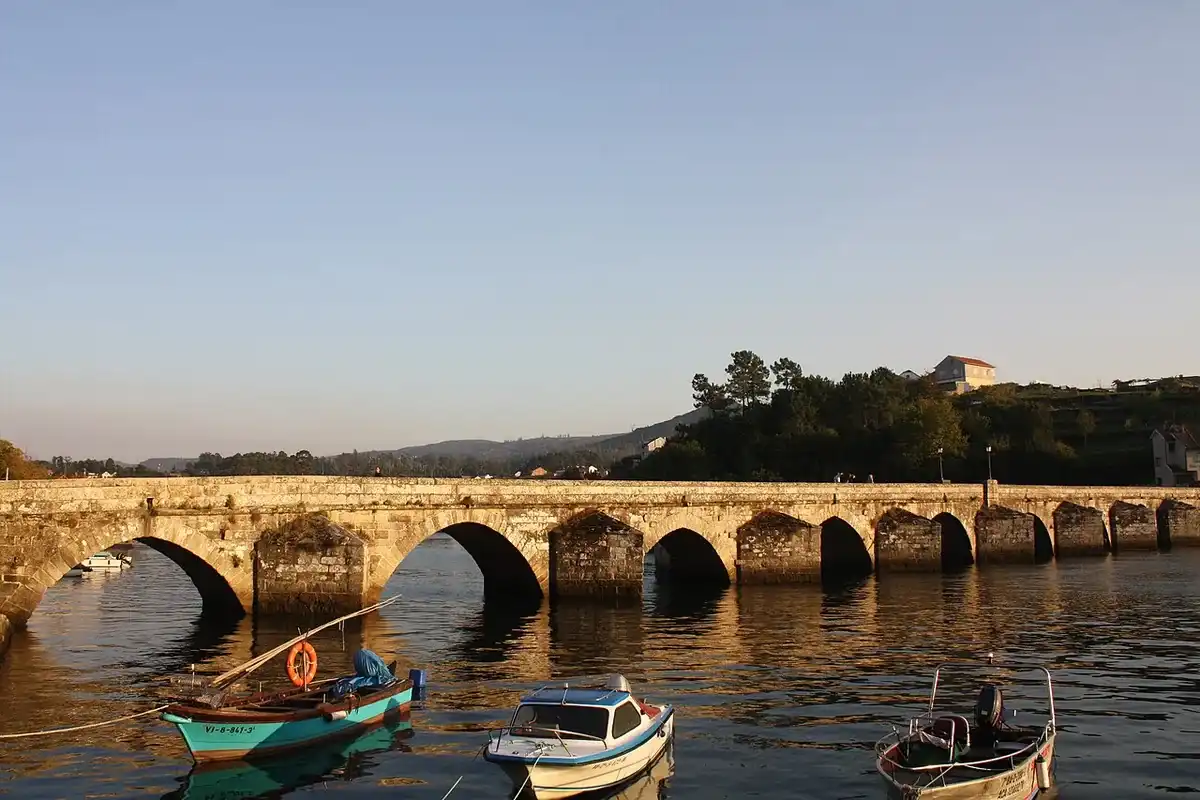 El puente medieval de Sampayo sobre el río Verdugo, en Arcade