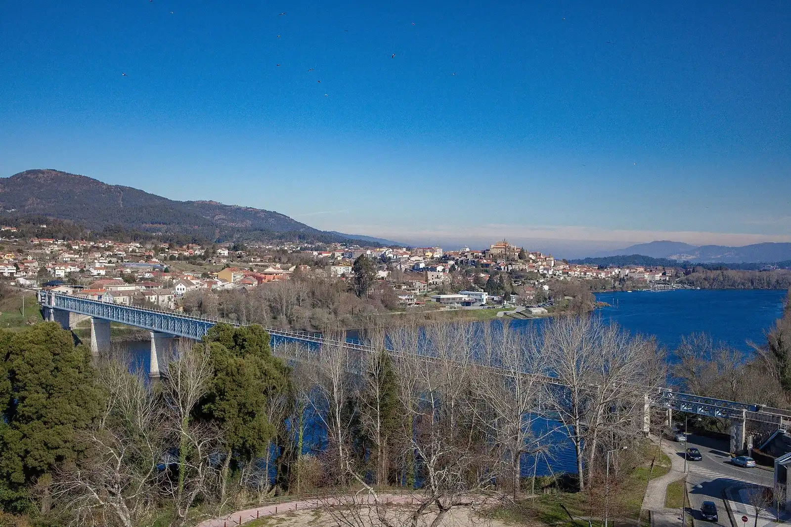 El puente internacional entre Tui y Valença sobre el río Miño, visto desde la fortaleza de Valença