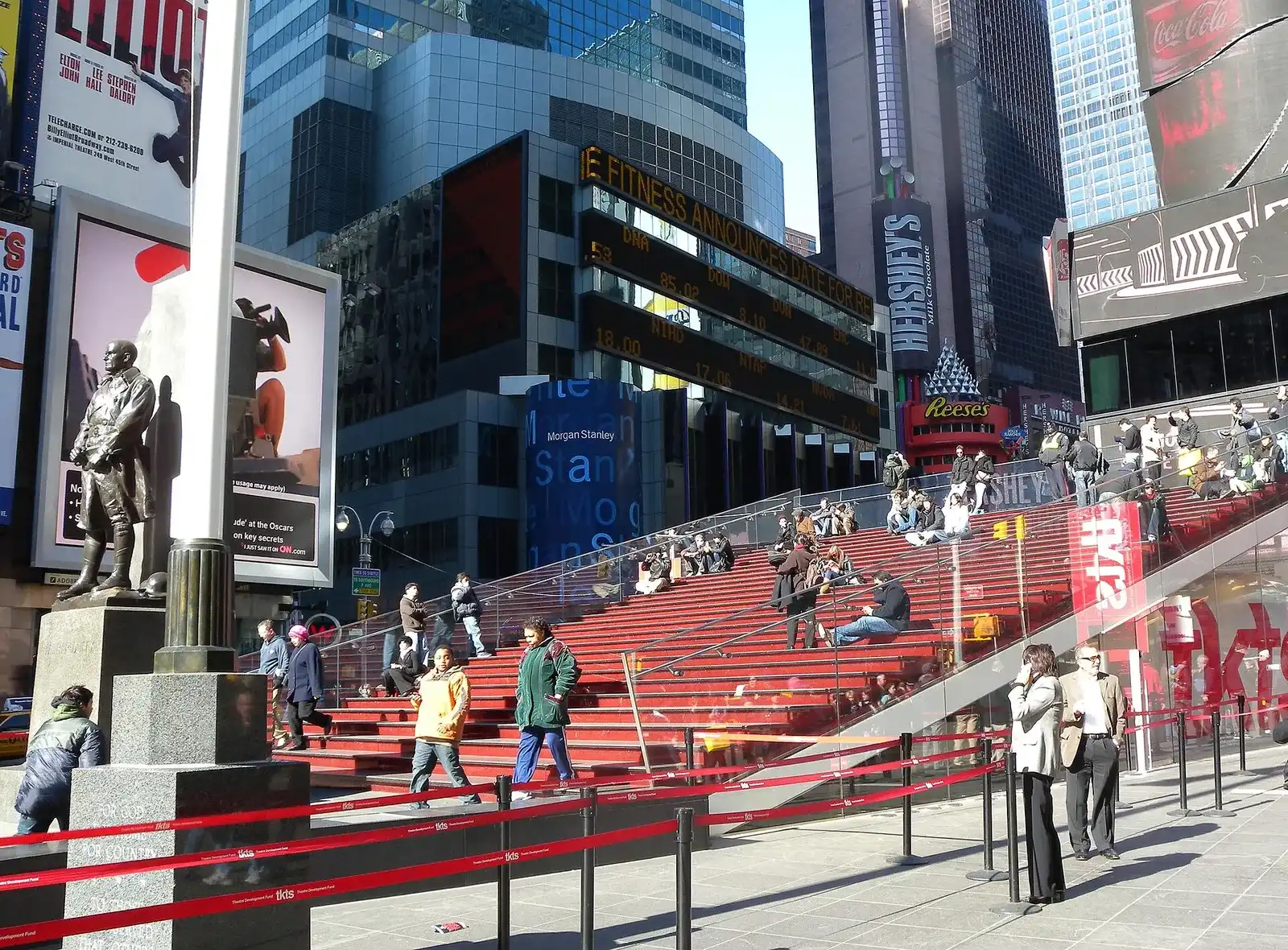 Las escaleras rojas de Duffy Square, sobre la taquilla TKTS de Times Square