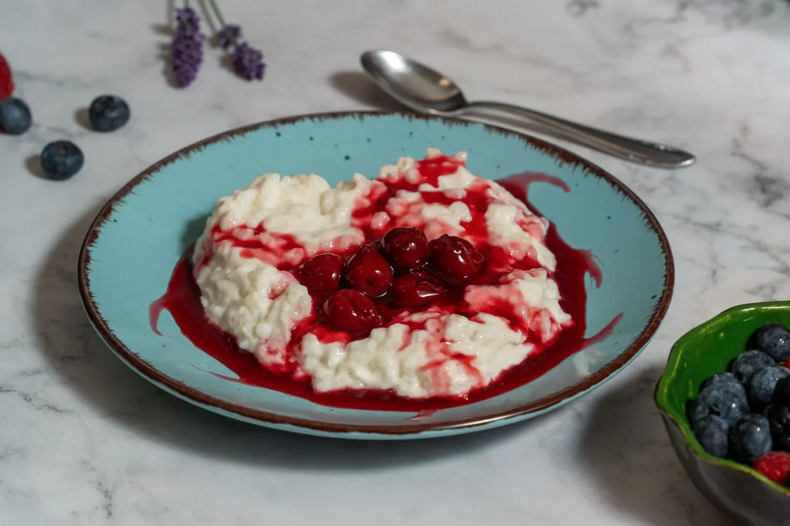 Un plato de arroz con leche con cerezas (foto de referencia, no de Rice to Riches)