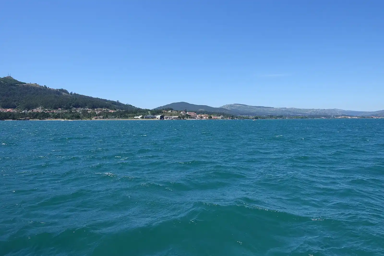 La desembocadura del río Miño vista desde el barco, en la frontera entre Portugal y Galicia