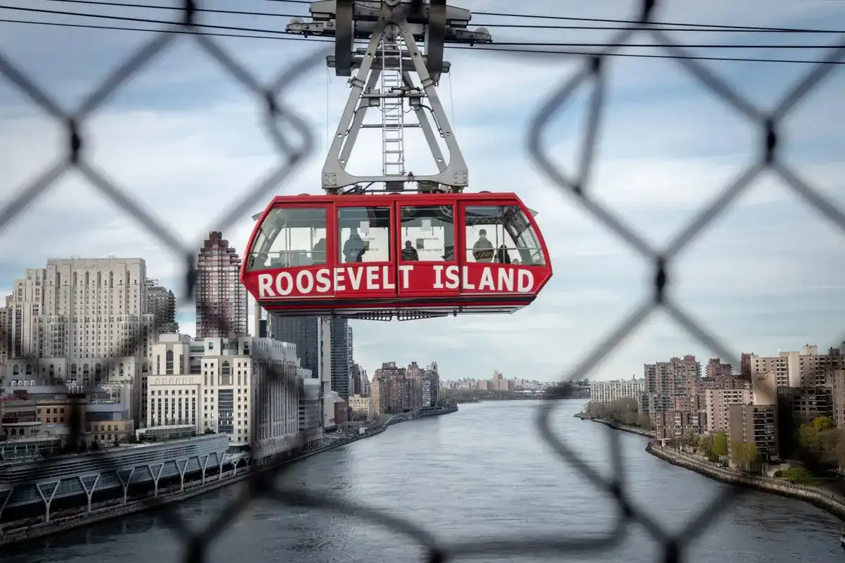 La cabina roja del teleférico de Roosevelt Island sobre el East River