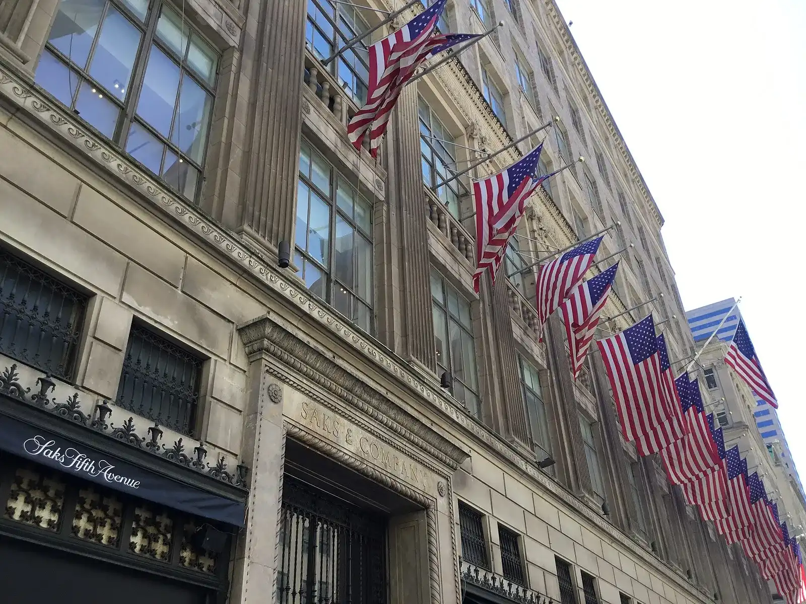 La fachada de Saks Fifth Avenue con sus banderas de Estados Unidos, en la Quinta Avenida