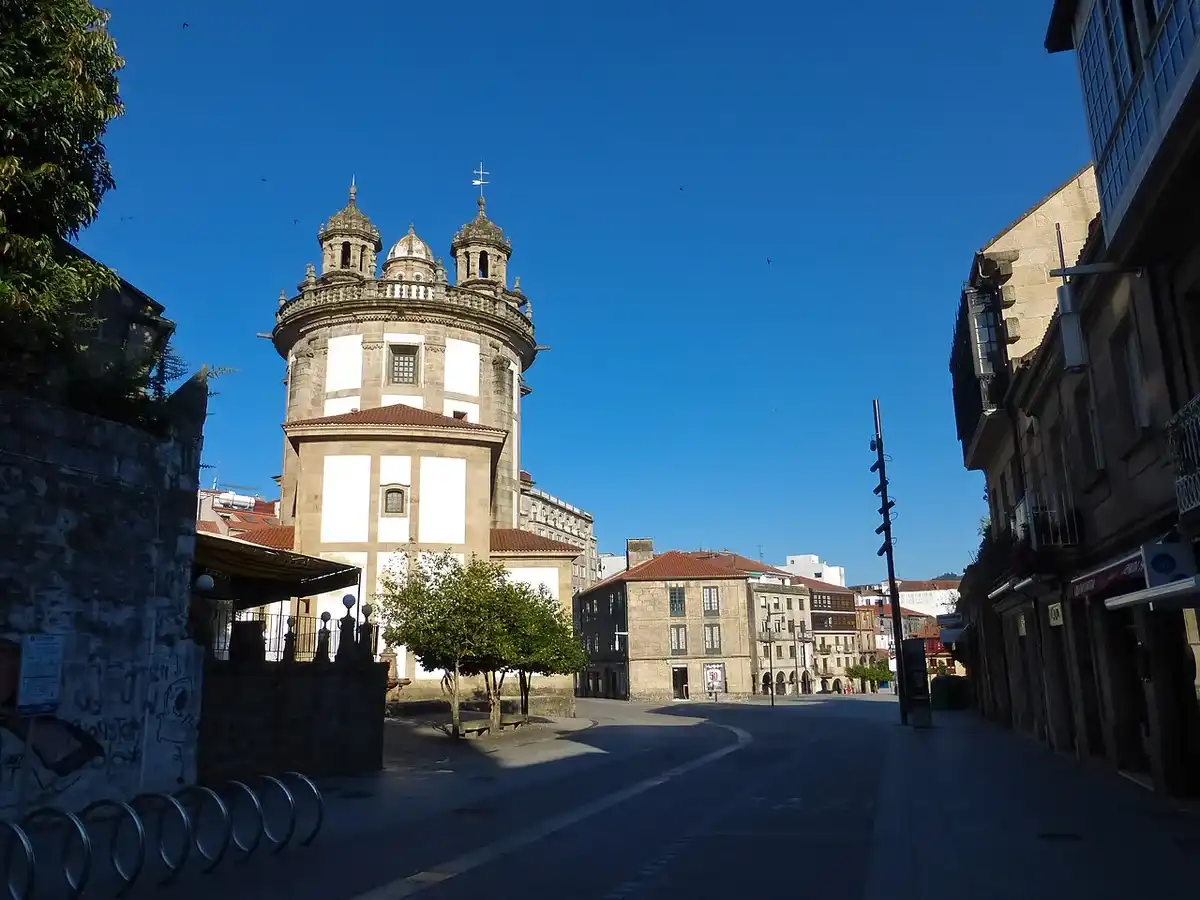 El Santuario de la Virgen Peregrina de Pontevedra, de planta redondeada y con dos torres, al fondo de una calle