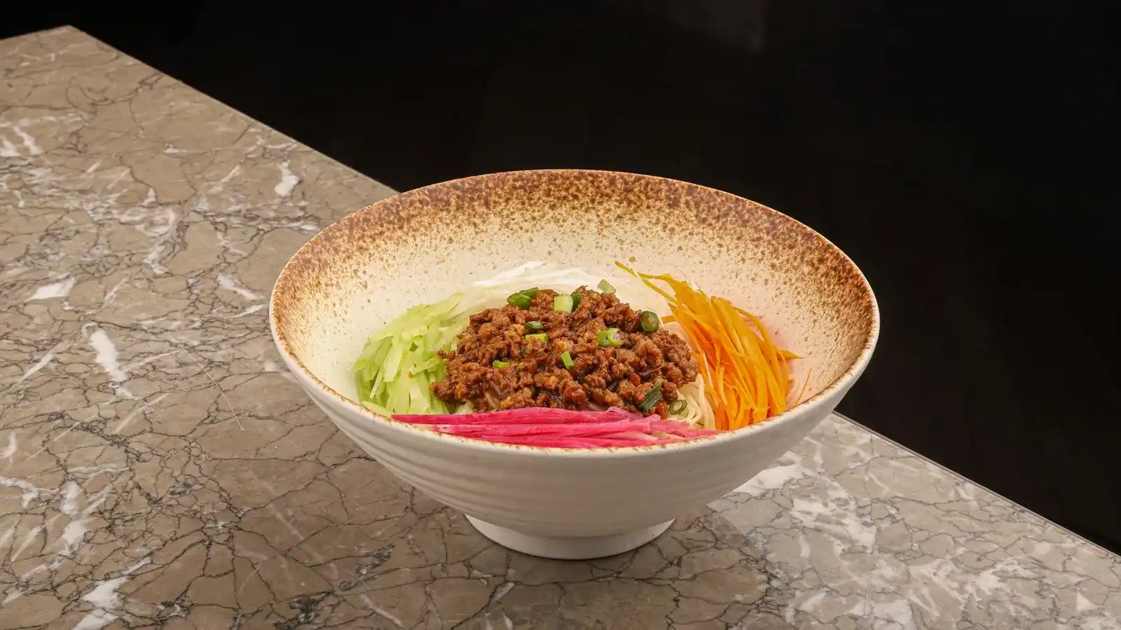 Un cuenco de fideos con carne picada al estilo de Sichuan (foto de referencia, no de Birds of a Feather)