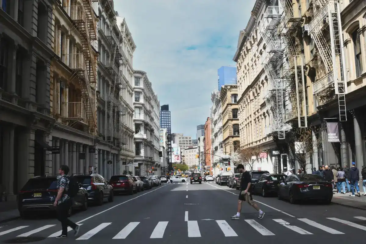 Una calle del SoHo con fachadas de hierro fundido y escaleras de incendios