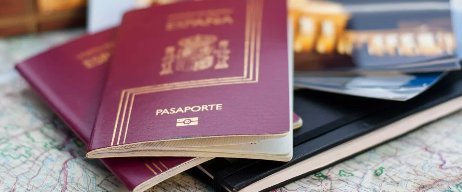 Spaanse paspoorten op een landkaart, symbool voor de aanvraag van de Spaanse nationaliteit door Belgen en Nederlanders