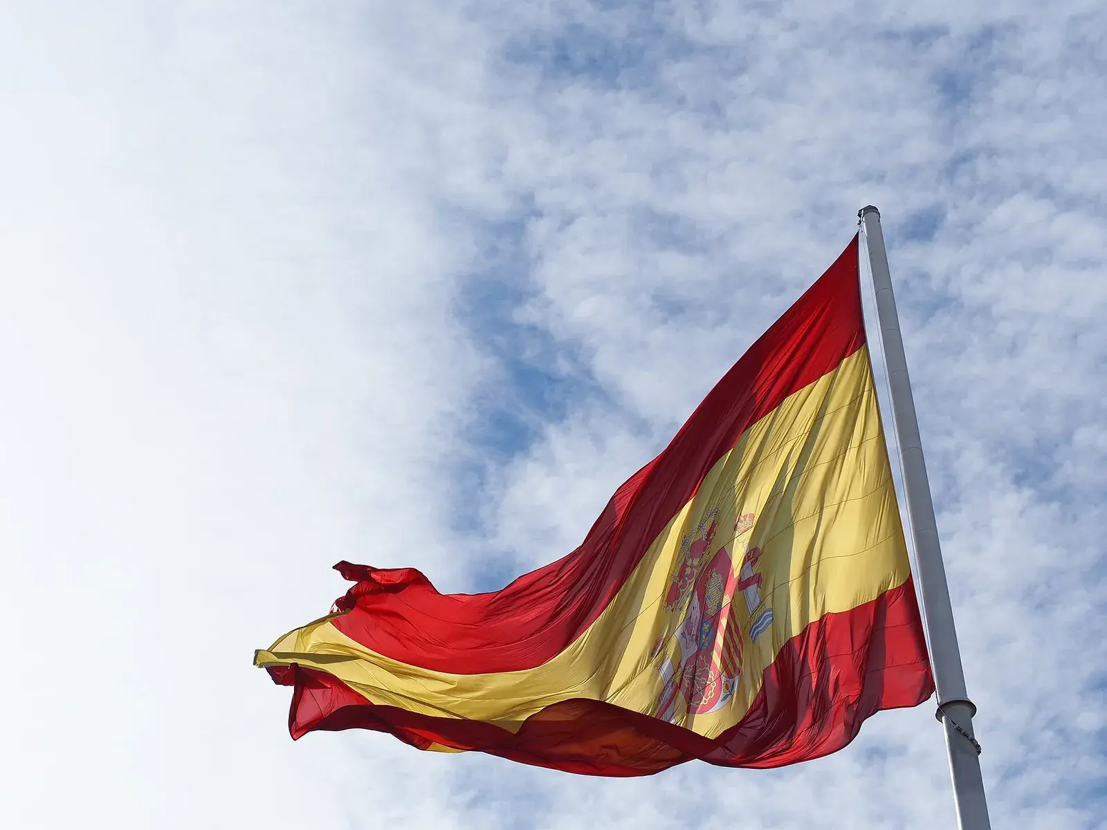 De Spaanse vlag wappert boven de Plaza de Colón in Madrid