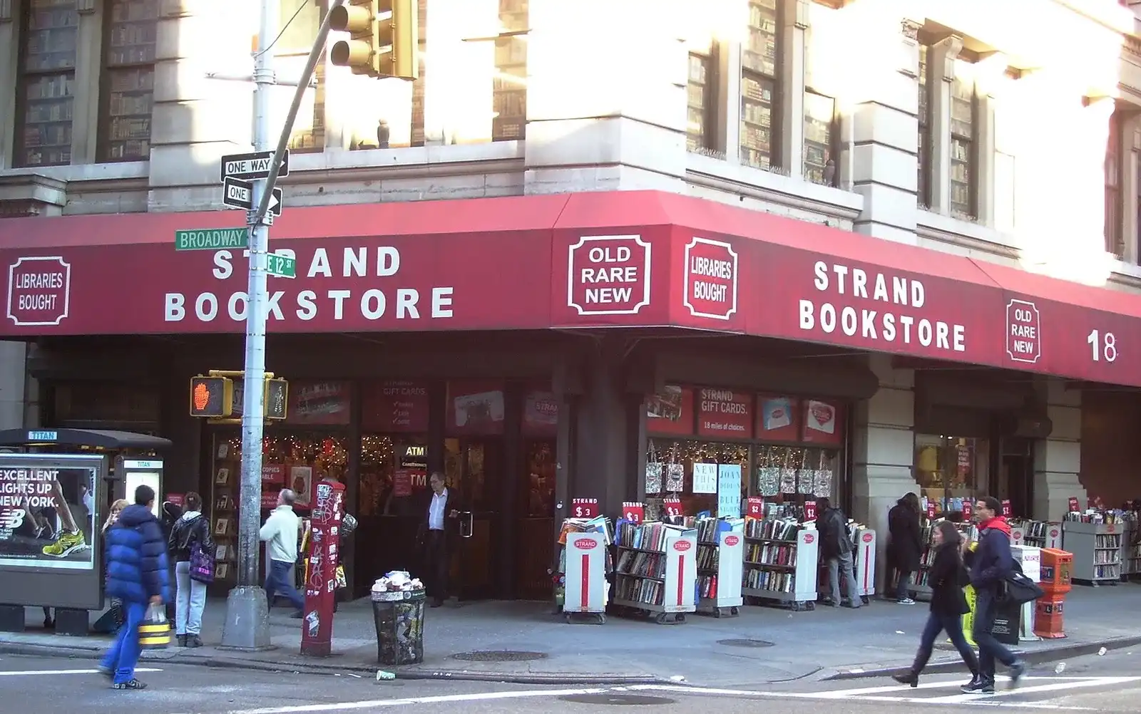 La librería Strand en la esquina de Broadway con la calle 12, con sus toldos rojos